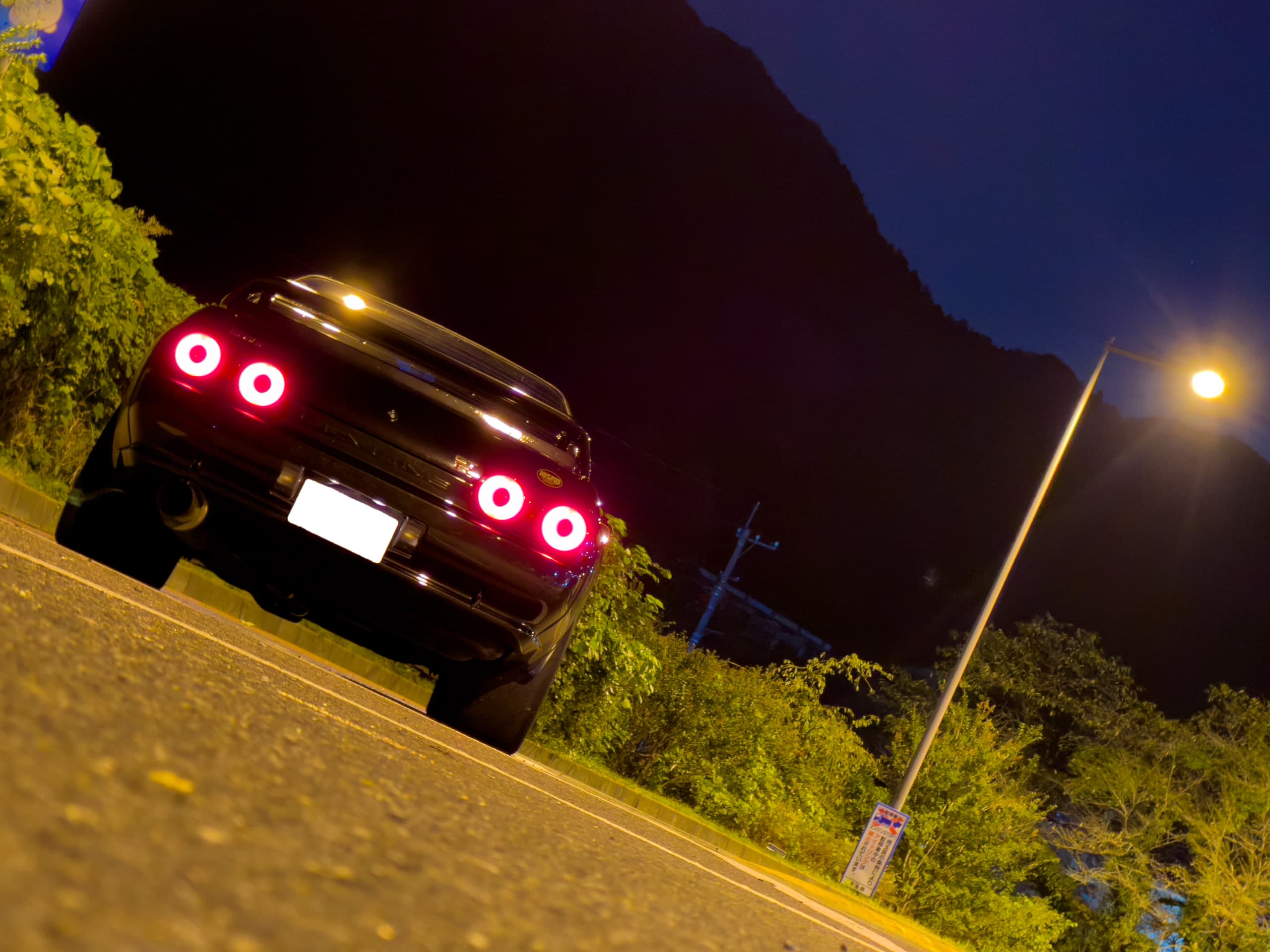 夜間の BNR32 スカイライン GT-R