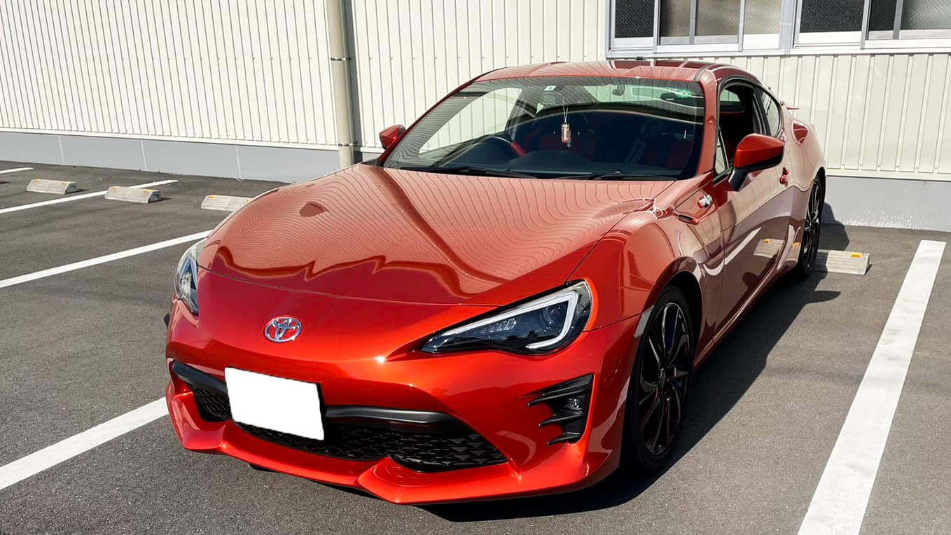 トヨタ 86（ZN6）の左斜め前方