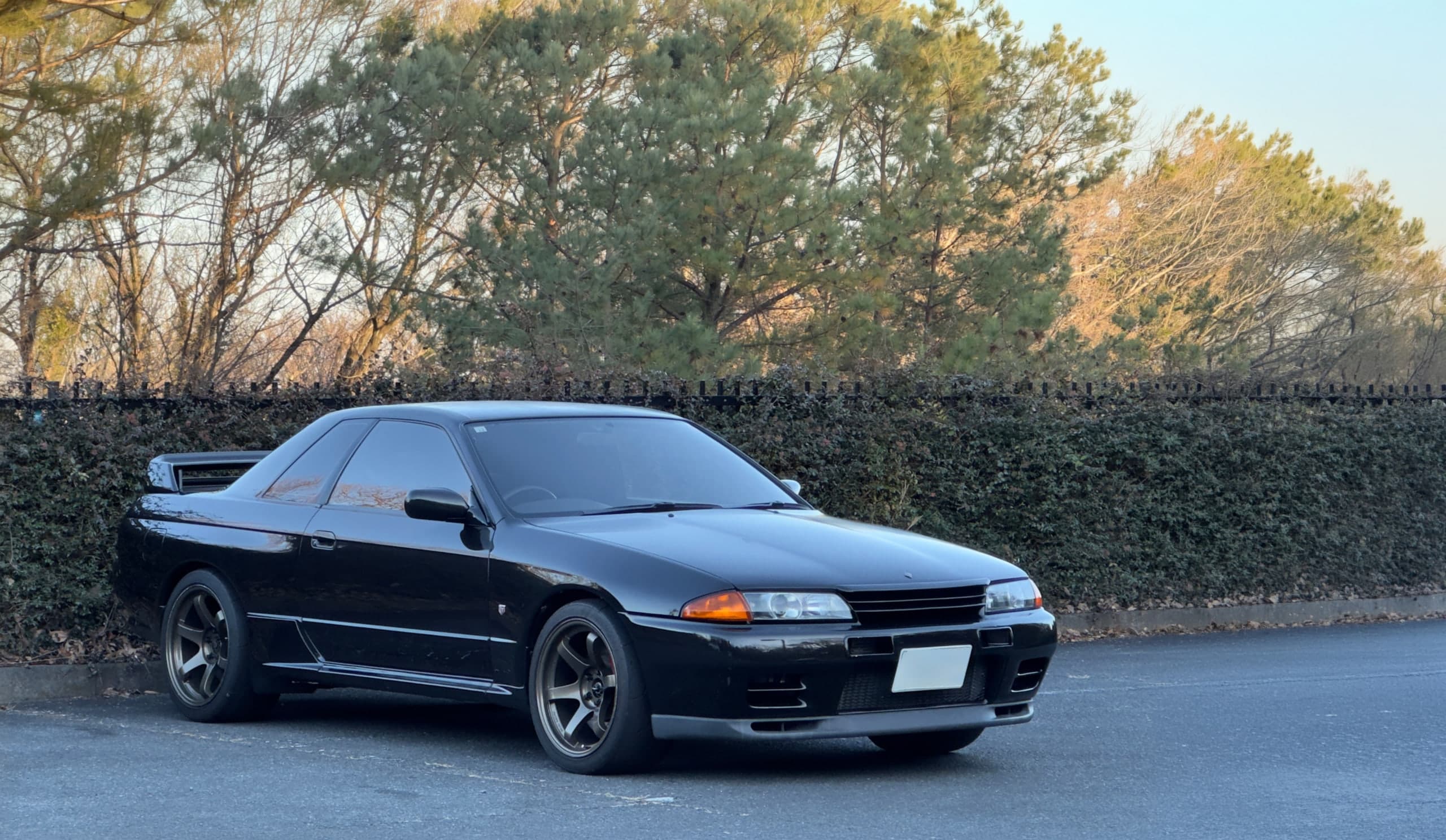 BNR32 スカイライン GT-R の右斜め前方